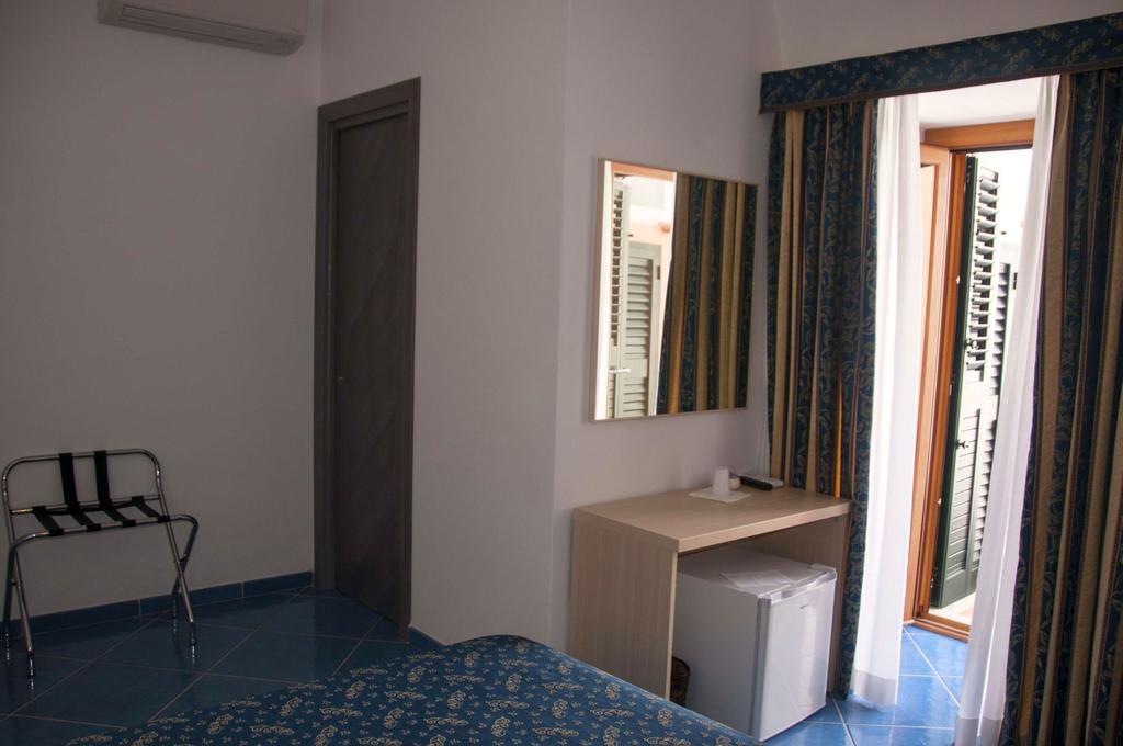 B&B La Terrazza Sul Porto Ponza Buitenkant foto